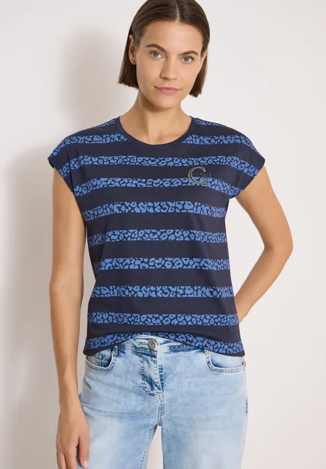 T-Shirt mit Rundhals und Leo-Streifen urban dark blue Person trägt blau-schwarz geringeltes T-Shirt und hellblaue Jeans vor weißem Hintergrund.