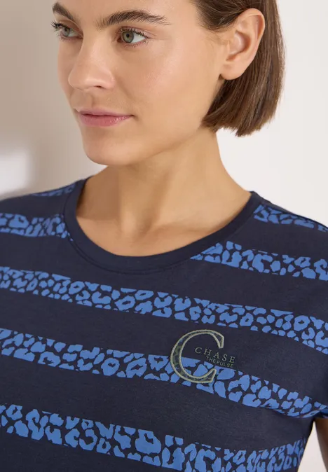 T-Shirt mit Rundhals und Leo-Streifen urban dark blue Frau trägt blau-schwarz gestreiftes T-Shirt mit dezentem Leopardenmuster und kleinem Calvin-Klein-Logo.