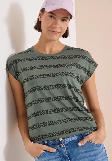 T-Shirt mit Rundhals und Leo-Streifen dried olive green Frau trägt grünes T-Shirt mit horizontalen Tiermuster-Streifen, kurze überschnittene Ärmel.