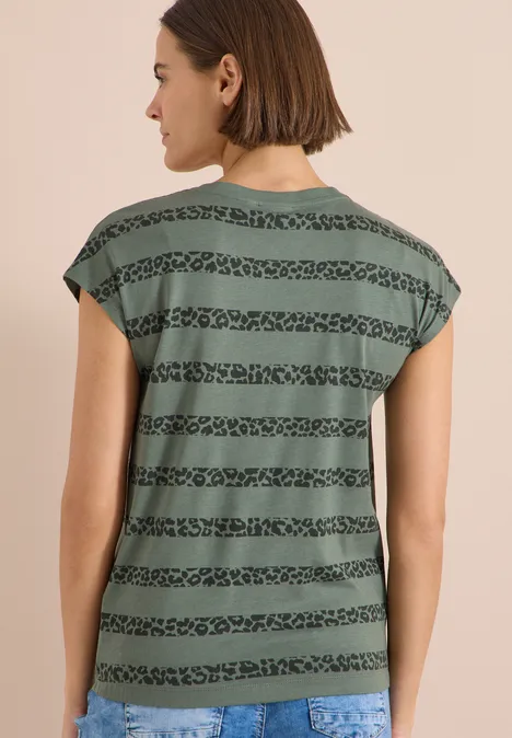 T-Shirt mit Rundhals und Leo-Streifen dried olive green Frau von hinten in grünem Top mit schwarzen Leopardenstreifen, Kurzhaarfrisur.