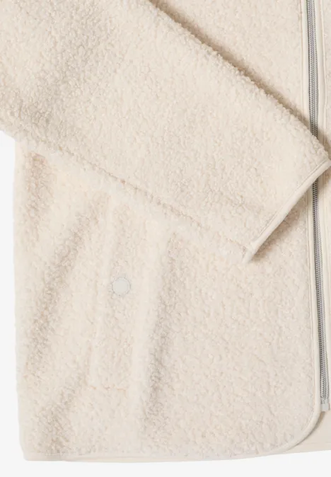 Hellbeige flauschiger Babybademantel aus weichem Frotteestoff, mit Kapuze und aufgesetzter Tasche.
