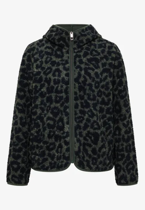 Veste à capuche duveteuse zippée, motif léopard vert foncé et noir.