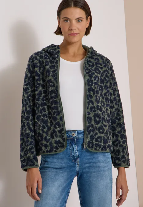 Veste bomber en polaire à imprimé léopard, fermeture éclair, à porter sur tee-shirt blanc et jean.