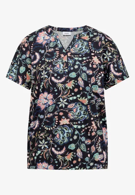 Shirt met split in de hals en print urban dark blue Dames T-shirt met korte mouwen en kleurrijk bloem- en paisley-patroon op een donkere achtergrond.