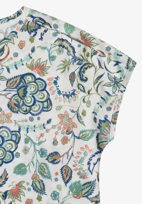 Nahtloses weißes Gewebe mit ornamentalem Blumenmuster in Blau, Grün und Orange