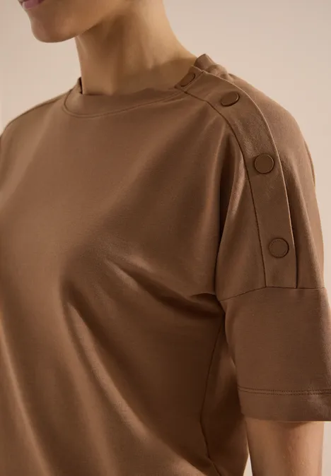 Dropped Shoulder Shirt mit Knöpfen creamy mocha Braunes Kurzarmshirt mit Rundhalsausschnitt und dekorativen großen Knöpfen entlang der Schulter.