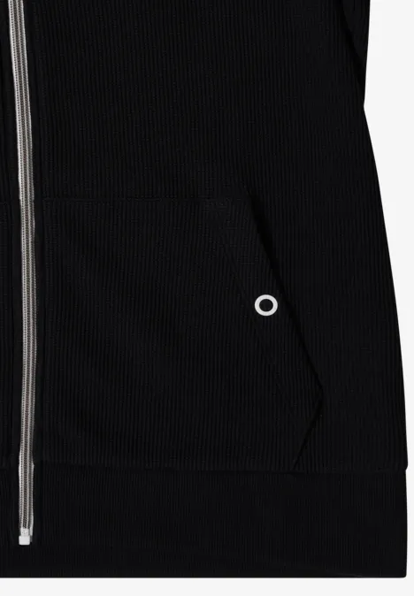 Schwarze Jacke mit Reißverschluss und Fronttasche mit Metallöse.