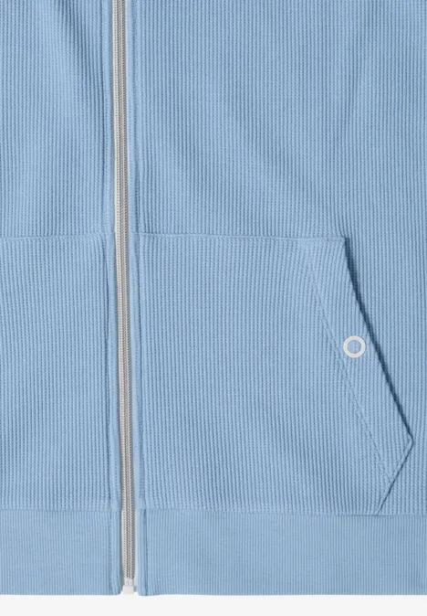 Hellblauer Kapuzenpullover mit Reißverschluss und schräger Tasche vorn.