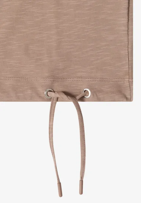 3/4-Arm Shirt mit Rundhals in Unifarbe natural taupe Detailaufnahme eines taupefarbenen Stoffsaums mit Kordelzug und silbernen Ösen am Saum.