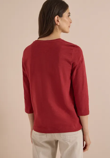 3/4-Arm Shirt mit Rundhals in Unifarbe russet red Frau in rotem 3/4-Arm-Shirt, Rückenansicht, trägt beige Hose.