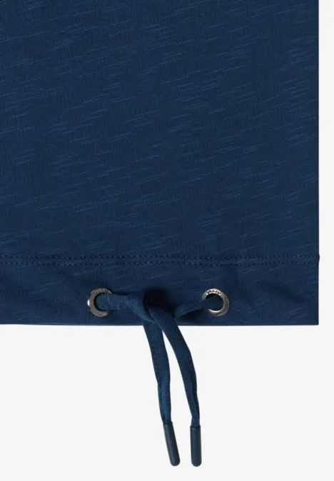 3/4-Arm Shirt mit Rundhals in Unifarbe moonlight blue Nahaufnahme eines marineblauen Kleidungsstücks mit Tunnelzug und Metallösen am Saum
