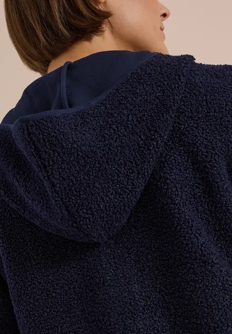 Rückansicht einer dunkelblauen Teddyfleece-Jacke mit Kapuze.