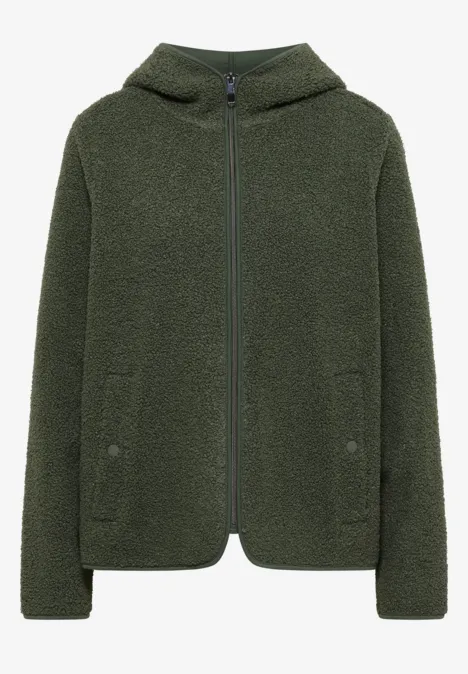 Grüne Teddy-Fleecejacke mit Kapuze, Reißverschluss und zwei Druckknopftaschen.
