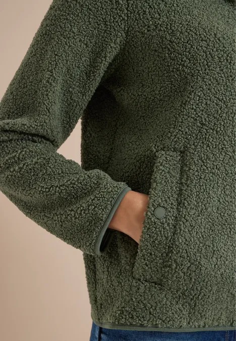 Olivgrüne Teddy-Fleecejacke mit Hand in aufgesetzter Tasche