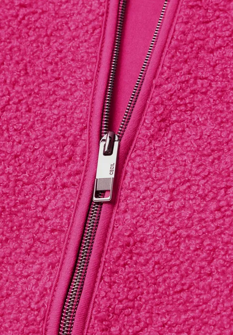 Leuchtend pinke Fleecejacke mit sichtbarem Reißverschluss und weichem, flauschigem Material.
