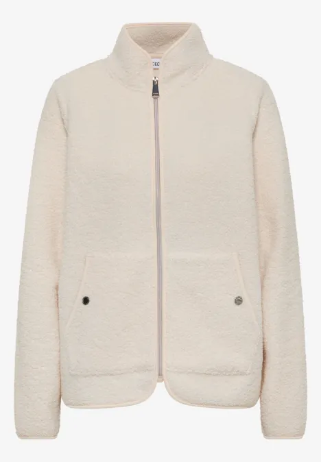 Beige Fleecejacke mit Stehkragen, Frontreißverschluss und aufgesetzten Taschen.