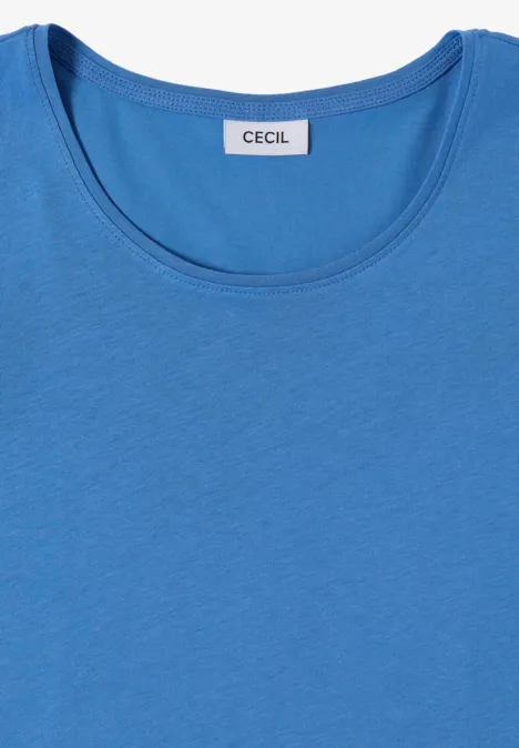Ein schlichtes, hellblaues, rundhalsiges Damen-Shirt mit CECIL-Label.