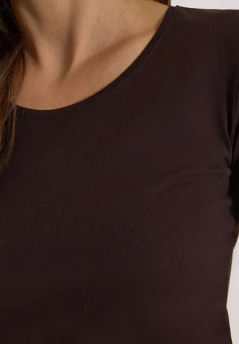 Braunes eng anliegendes Shirt am Oberkörper einer Frau