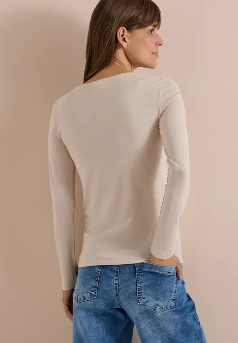 Basic Shirt mit Rundhals im 2er-Pack cashmere beige/black Rückansicht einer Frau mit beigem Langarmshirt und blauen Jeans.