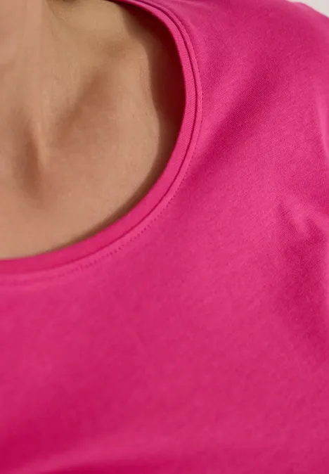 Basic Shirt mit Rundhals im 2er-Pack pink flash/truffle brown Nahaufnahme eines pinken T-Shirts an Hals und Schulter.