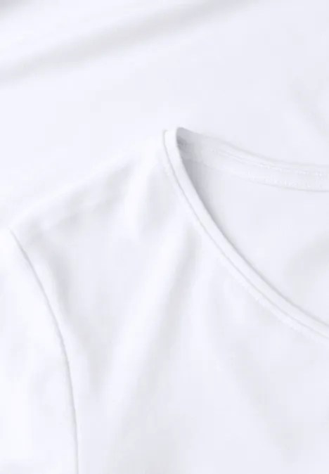 Gros plan d’un t-shirt blanc avec encolure ronde.
