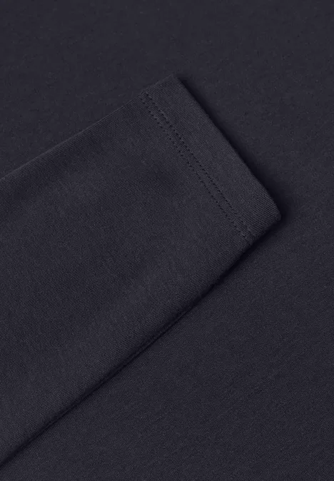 Longsleeve met V-hals urban dark blue Nahaufnahme eines schwarzen Langarmshirts mit sichtbarer Naht am Ärmel auf einfarbigem Hintergrund.