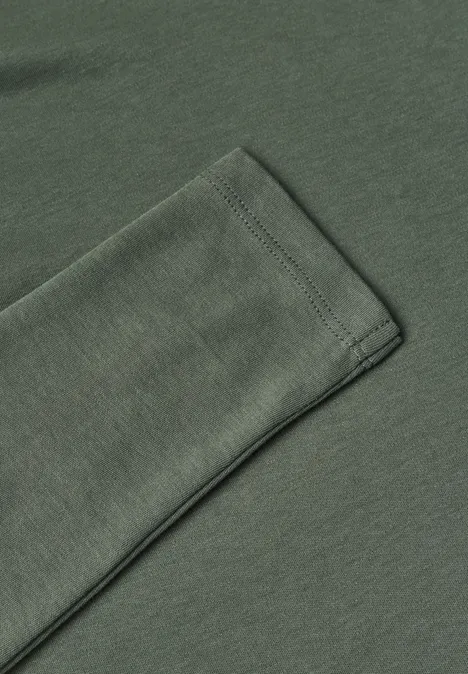Langarm Shirt in Unifarbe mit V-Neck dried olive green Nahaufnahme eines olivgrünen Langarm-T-Shirts mit sichtbarer Saumnaht.