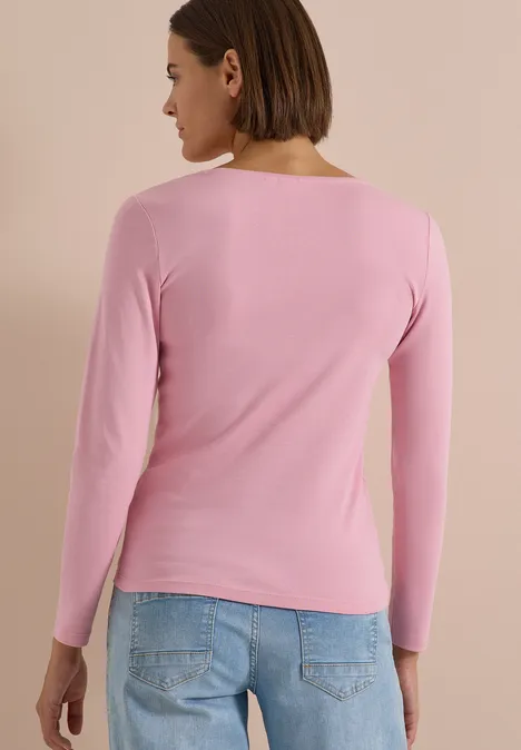Frau von hinten mit rosa Langarmshirt und blauen Jeans