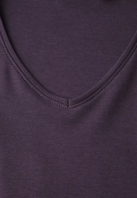 T-shirt violet foncé à encolure en V, tissu doux et uni, gros plan.