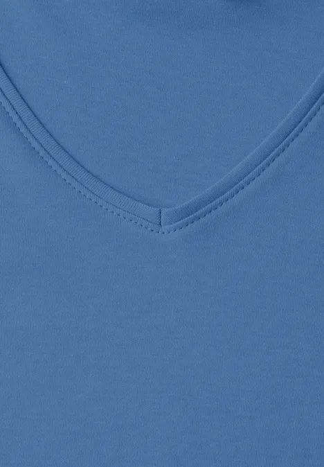 T-shirt bleu à col V, coupe près du corps, tissu de coton lisse.