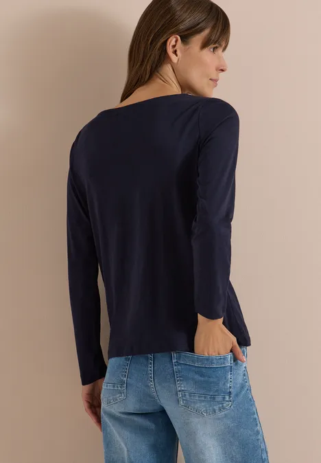 Langarm Shirt mit U-Boot-Ausschnitt urban dark blue Frau von hinten in dunkelblauem Langarmshirt und Jeans, seitlich vor hellem Hintergrund.