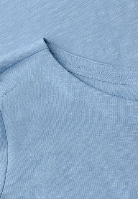 Hellblaues ärmelloses Baumwollshirt mit Rundhalsausschnitt und feiner Melierung.