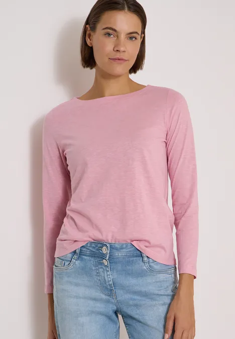 Langarm Shirt mit U-Boot-Ausschnitt mellow rose Frau in rosa Langarmshirt und blauen Jeans vor hellem Hintergrund.