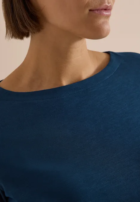Langarm Shirt mit U-Boot-Ausschnitt moonlight blue Nahaufnahme einer Person, die ein dunkelblaues T-Shirt trägt, von Hals bis Schulter.