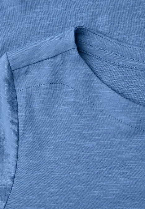 T-shirt à manches longues et col bateau north blue Nahaufnahme eines hellblauen T-Shirts, Fokus auf Ärmel und Kragen mit feiner Struktur.