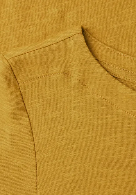 T-shirt à manches longues et col bateau golden honey Nahaufnahme eines senfgelben T-Shirts mit Brusttasche