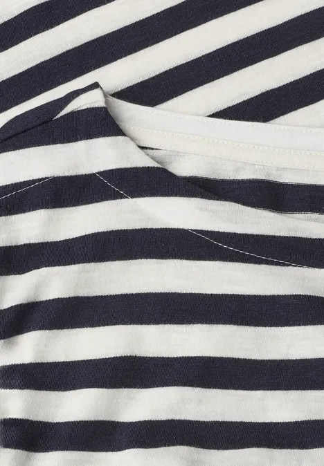 Gros plan d’un T-shirt rayé noir et blanc au niveau du col.