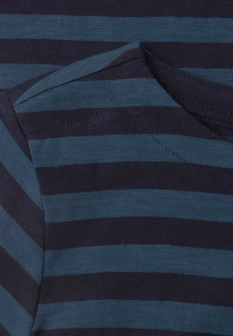 Langarm Shirt mit Boat Neck und Streifen urban dark blue Ausschnitt eines blau-dunkelblau gestreiften Rundhals-Shirts.