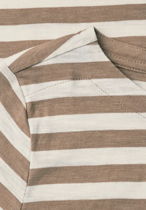 Close-up van een wit-bruin gestreept shirt.