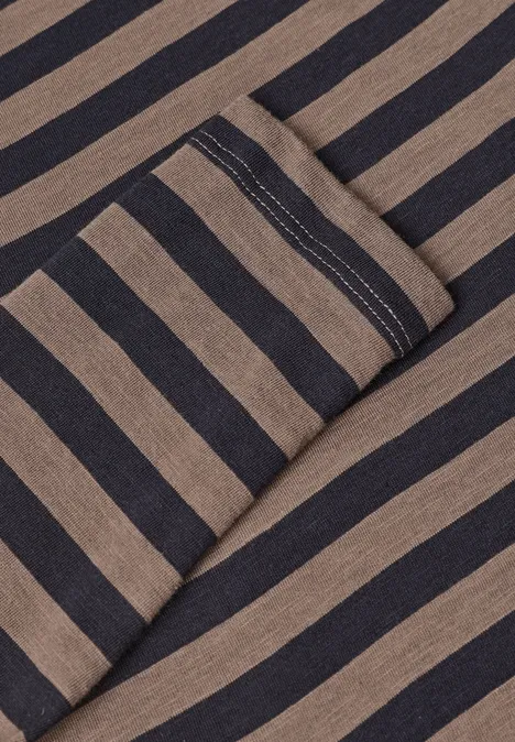 Détail d'un tissu beige à rayures horizontales bleu foncé, avec pli visible.