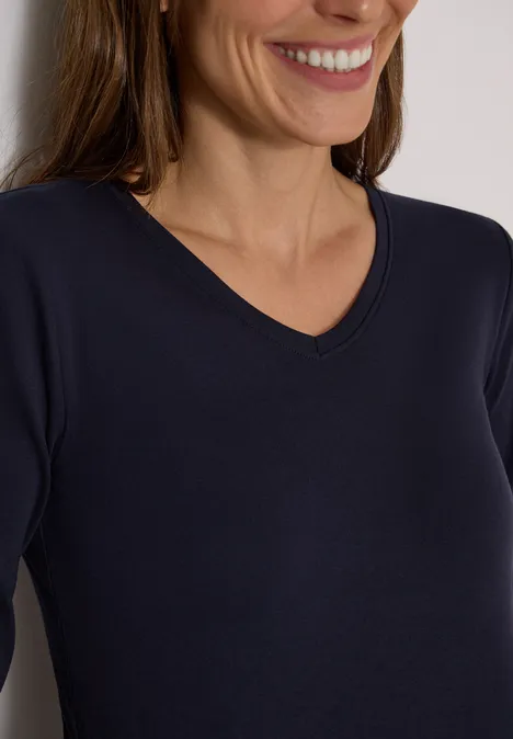 3/4-Arm Shirt in Unifarbe mit V-Neck urban dark blue Eine Frau lächelt und trägt ein schlichtes, dunkelblaues V-Neck-Shirt.