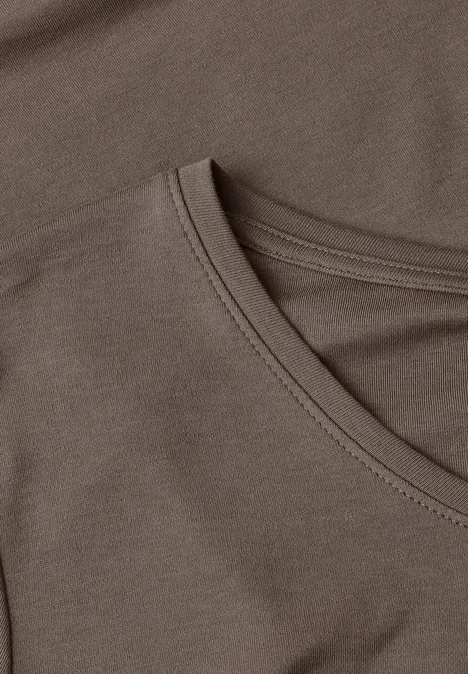 Gros plan sur deux t-shirts marron en coton à col rond.