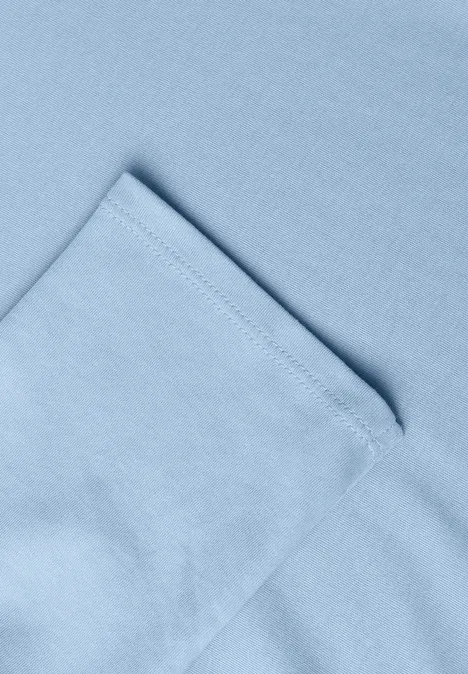 3/4-Arm Shirt in Unifarbe mit V-Neck cosmopolitan blue Helles blaues Stoffstück mit Naht und umgeschlagener Ecke.