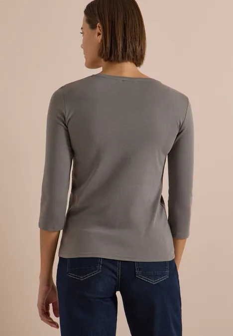 3/4-Arm Shirt in Unifarbe mit V-Neck storm grey Frau von hinten in grauem Langarmshirt mit 3/4-Ärmeln und blauen Jeans.