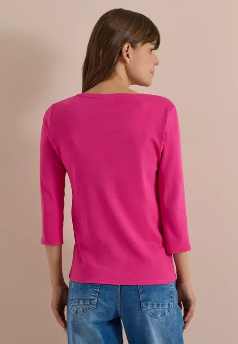 3/4-Arm Shirt in Unifarbe mit V-Neck pink flash Rückansicht einer Frau in pinkem Dreiviertel-Arm-Shirt und blauen Jeans.