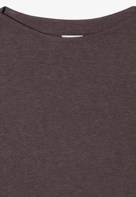 Schlichtes dunkelbraunes T-Shirt, flach auf weißem Hintergrund präsentiert.