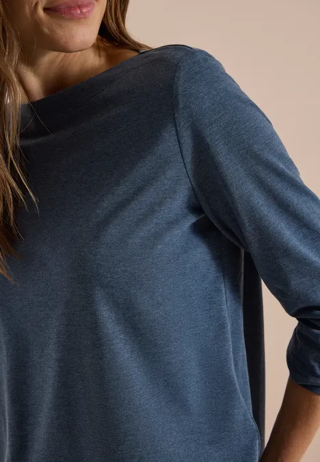 Langarm Shirt mit U-Boot-Ausschnitt moonlight blue melange Nahaufnahme einer Frau in blauem Langarmshirt mit weitem Ausschnitt, von Kinn bis Ellenbogen zu sehen.