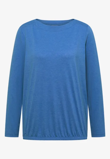 Ein einfaches blaues Langarmshirt mit Rundhalsausschnitt.