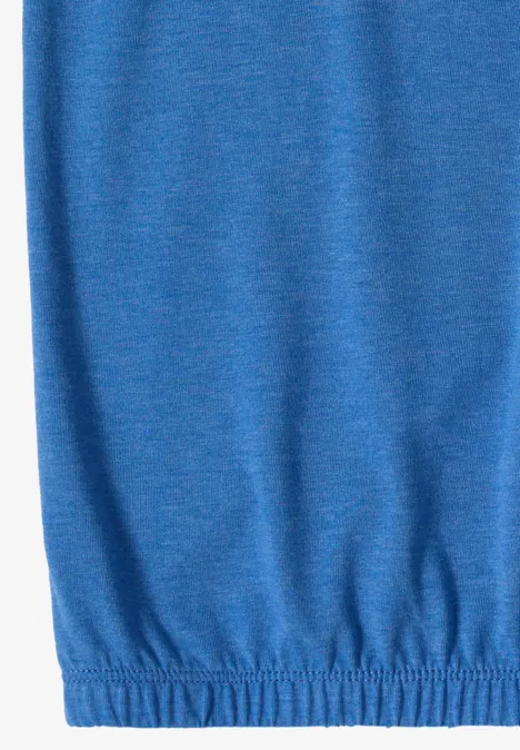 Nahaufnahme eines blauen Jerseys mit elastischem Bund