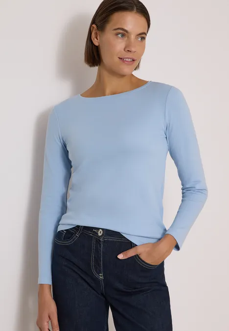 Langarm Shirt mit U-Boot-Ausschnitt cosmopolitan blue Frau in hellblauem Langarmshirt und dunkelblauer Jeans, steht seitlich, Hand in der Hosentasche.